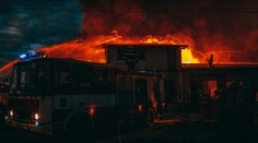 Veľký požiar v Spišských Tomášovciach: Hasiči naďalej zasahujú v areáli bývalého družstva
