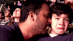 Autistický chlapec videl naživo obľúbenú kapelu. Jeho reakcia topí srdcia