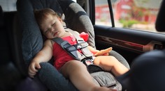 Ďalší tragický prípad zabudnutého dieťaťa v rozpálenom aute. Otec chlapca zamkol a šiel na nákup