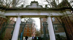 Sexuálny škandál na Harvarde: Profesor údajne študentky bozkával, ohmatával a vyhrážal sa im