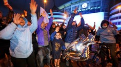Manchester City sa stal siedmykrát anglickým majstrom. Fanúšikovia oslavovali pred štadiónom