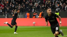 Barcelona remizovala v prvom štvrťfinále Európskej ligy, v troch dueloch sa zrodil rovnaký výsledok