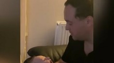 VIDEO: Dojatí rodičia neverili vlastným očiam. Len osemtýždňové bábätko odpovedalo otcovi