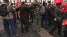 Dráma pred Prezidentským palácom. Po červenej dymovnici sa zatýkalo