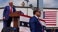 Prvý míting pod holým nebom po atentáte. Trump vydesil svoju ochranku