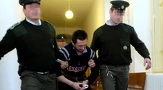 To je on! Trojnásobný vrah Peter Laduna dnes vrazil "bacharovi" rovno na súde