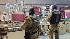 Zásah v nelegálnej výrobni cigariet pri Prešove: Sudca poslal 29 ľudí za mreže