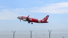 Ďalšie lietadlo AirAsia malo problémy, zišlo z prístavacej dráhy