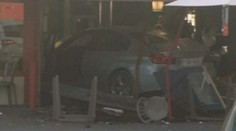 Muža, ktorý vrazil autom do terasy pizzerie, obvinili z vraždy