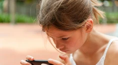 Dali ste vášmu dieťaťu smartfón? Akoby ste mu dali gram kokaínu