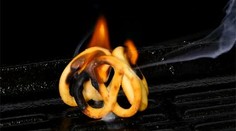 Svieža tvarohová torta zdobená lesnými plodmi