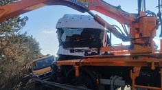 FOTO: Tragická nehoda na D1 pri Hlohovci. Kamión vletel do cestárov, vodič kamióna je mŕtvy, ďalší traja sú zranení
