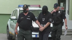 Muž sa vyzliekol a ukájal v nákupnom dome. Zadržala ho polícia