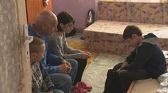 Otec siedmich detí zostal po operácii práceneschopný. Rodina žije v jednej izbe