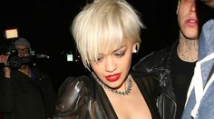 Pochválila sa peknými prsiami! Rita Ora v presvitajúcich šatách