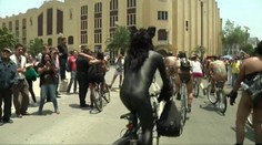 Na bicykli úplne bez šiat. Pozrite sa na tento nahý pelotón