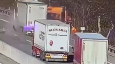 VIDEO: Silný náraz kamionistu pripravil o život. Na cestárov vôbec nereagoval a vpálil do nich