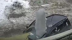 VIDEO: Kúsok od tragédie. Na auto spadla masa ľadu vo chvíli, keď do neho sadal muž