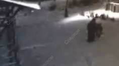 Autentické zábery: Pedofil napadol 10-ročné dievčatko, chcel, aby sa v mraze vyzlieklo