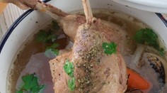 Pošírovaný losos s uhorkami a šafránovou omáčkou