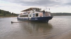 Loď, ktorú po takmer 30 rokoch vrátili na Domašu, museli po mesiaci a pol vytiahnuť na breh