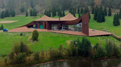 VIDEO: Kúpele, vodopád aj heliport. Unikli zábery údajného tajného sídla Vladimira Putina