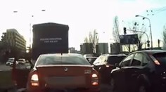 Drzosť vodiča v Bratislave: Na križovatke vyhodil tašku so smeťami