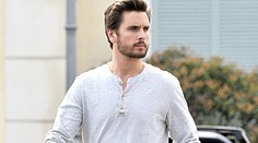 Manžel Kourtney Kardashian bez bielizne. Vyvetral svojho "kamoša"!