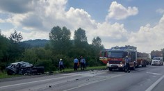 Zrazilo sa auto s kamiónom. Vážna nehoda v okrese Čadca komplikovala dopravu