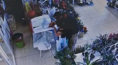 Mazák s nožom v ruke prepadol kvetinárstvo. Preslávil sa cestou do Ruska na detskom plávacom kolese