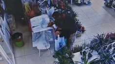 Mazák s nožom v ruke prepadol kvetinárstvo. Preslávil sa cestou do Ruska na detskom plávacom kolese