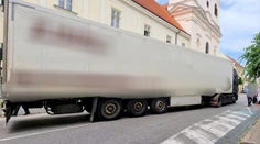 Českého kamionistu navigácia zaviedla do centra Trnavy. Chcel to vyriešiť potichu, no napáchal škody