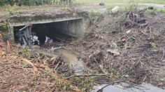 Záplavy ich trápia pravidelne. Teraz si v rieke v obci Domaniža našli po elektrikároch popílené konáre a kríky