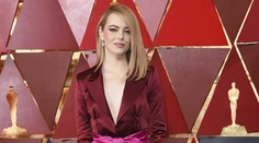 Emma Stone urobila krok vedľa. Na Oscarov prišla v nohaviciach