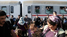 Autobusy zo Záhrebu privážajú na maďarské hranice tisíce migrantov