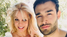 Britney je zasnúbená. A prsteň? Neprehliadnuteľný