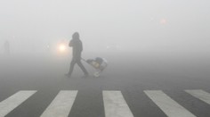 Pol miliardy Číňanov trápi katastrofálny smog, vláda zatvára továrne aj školy