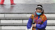 Švédsko zmenilo prístup, odporúča nosiť rúška v hromadnej doprave