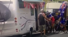 Keď musíš, tak musíš! Cyklista potreboval na veľkú, zastavil sa u fanúšika