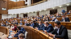 Poslanci schválili očkovaciu prémiu a sprostredkovateľský bonus