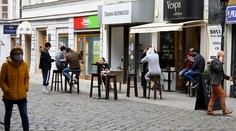 Podnikatelia vyzývajú vládu, aby nezatvárala reštauračné terasy