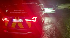 Policajti natrafili na bizarný prípad. Spolujazdec po zastavení hodil balíček s drogou na zadné sedadlo