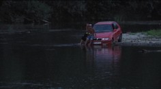 Chcel si zajazdiť rely v rieke. Auto uviazlo aj s vodičom
