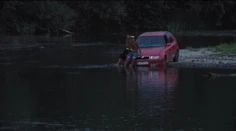 Chcel si zajazdiť rely v rieke. Auto uviazlo aj s vodičom