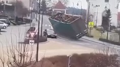 VIDEO: Tesne unikol istej smrti. Muža v českých Belčiciach takmer rozdrvil prevrátený kamión