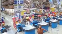 VIDEO: Tragédia v supermarkete. Regály padali ako kocky z domina, hlásia jednu obeť a 8 zranených