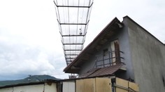 Nebezpečný incident v obci pri Žiline. Na rodinný dom spadlo oceľové lano z nákladnej lanovky