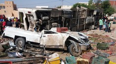 Pri zrážke kamiónu s autobusom zahynulo 15 ľudí a 71 sa zranilo