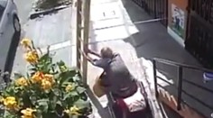 Agresívny vozičkár si razil cestu: Maliara zhodil z rebríka a ešte mu poriadne vynadal