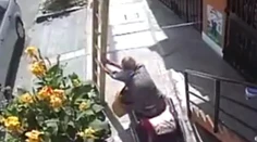 Agresívny vozičkár si razil cestu: Maliara zhodil z rebríka a ešte mu poriadne vynadal